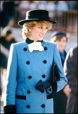 La princesse élégante dans un manteau bleu ciel au double boutonnage, à Londres, le 25 novembre 1983