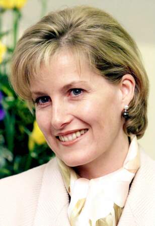 La comtesse Sophie de Wessex affiche le même brushing que Lady Diana lors de sa venue dans une école maternelle dans le Norfolk, le 16 janvier 2002
