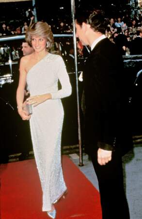 La princesse Diana resplendissante dans une robe one-shoulder aux côtés du prince Charles, le 10 décembre 1983