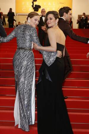 Marion Cotillard en 2016 :  prend la pose avec Léa Seydoux en Dior Haute Couture  lors du 69ème Festival International du Film de Cannes