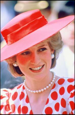La princesse Diana chic et colorée pour sa visite au Japon, le 7 mai 1986