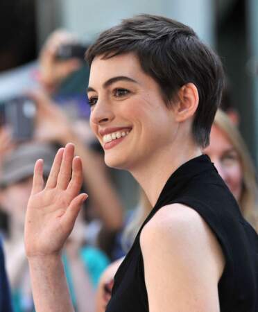 Anne Hathaway les cheveux très courts qu'elle avait rasés pour tourner dans  Les Misérables en 2012.