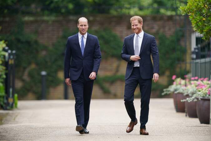 William et Harry arrivent ensemble pour l'inauguration de la statue de leur mère, la princesse Diana dans les jardins de Kensington Palace à Londres, le 1er juillet 2021.