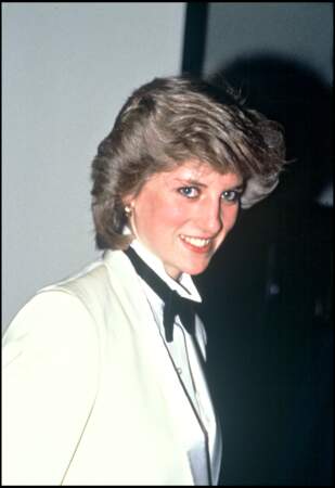 La princesse Diana ose un look masculin en veste de smocking blanc cassé pour une soirée à Londres, le 2 mars 1984