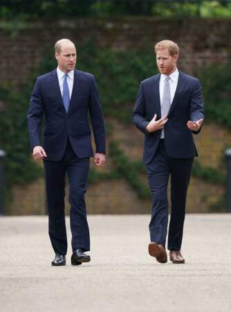 Sur le chemin de l'inauguration de la statue de Diana, William et Harry ont pu discuter. Le jeudi 1er juillet 2021.