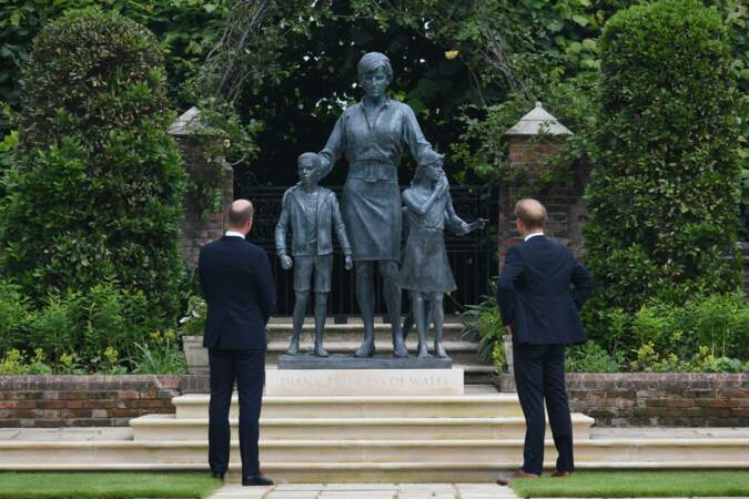 William et Harry admirent la statue de leur mère Diana dans les jardins de Kensington Palace à Londres, le 1er juillet 2021.