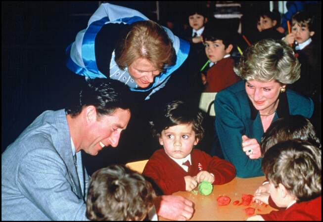 La princesse Diana à la rencontre des élèves d'une école au Portal en compagnie du prince Charles, le 17 février 1987