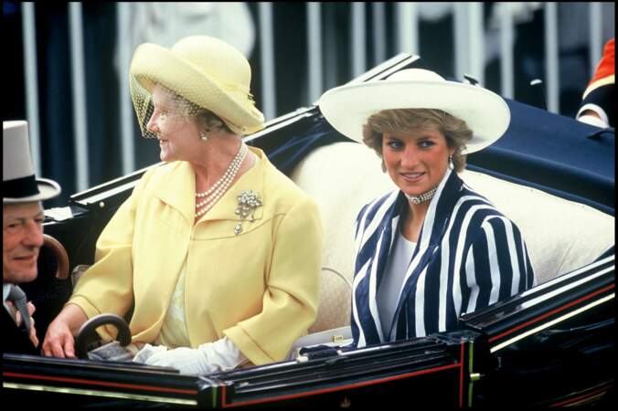La princesse Diana assiste aux courses hippiques de Ascott, en compagnie de la reine mère Elisabeht, en juin 1987 