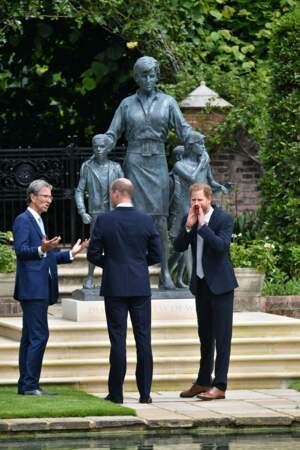 Le duc de Sussex et le duc de Cambridge sont-ils ravis du résultat ? Devant les photographes présents ce 1er juillet, ils affichent un sourire.