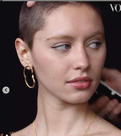 Iris Law se rase la tête lors d'un shooting pour Vogue UK