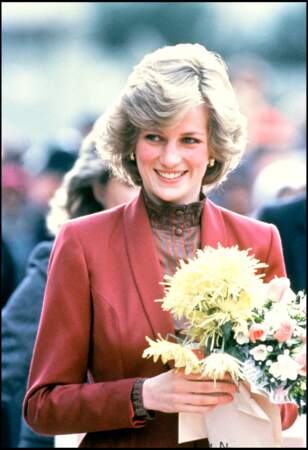 La princesse Diana élégante lors de sa venue à Broadwater Farm, le 4 février 1985