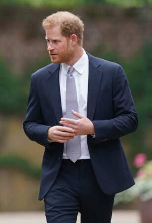 Harry tripote son alliance, lors de l'inauguration de la statue de Diana dans les jardins de Kensington Palace à Londres, le 1er juillet 2021.