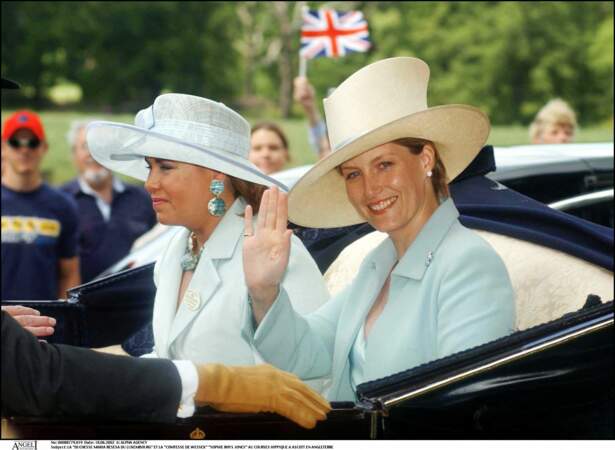 La comtesse Sophie de Wessex assiste aux courses hippiques, à Ascott, le 18 juin 2002