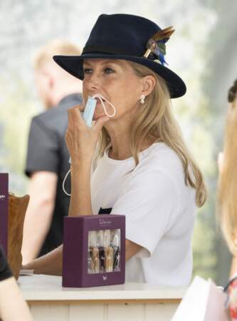Pandémie oblige, la comtesse Sophie de Wessex avait assorti son masque avec sa jupe midi bleu pastel pour assister au concours hippique "The Royal Windsor Horse Show", le 1er juillet 2021