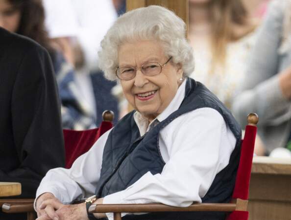 Elizabeth II est apparue souriante à la course hippique "Royal Windsor Horse Show", le 2 juillet 2021, à Windsor.