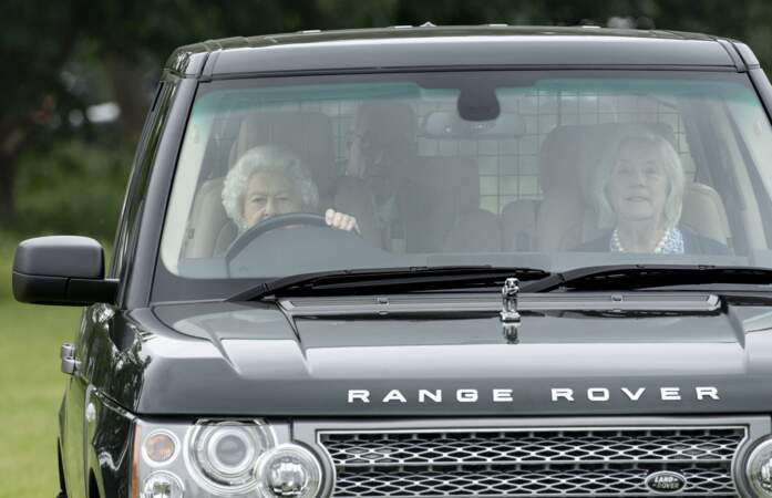 A 95 ans, Elizabeth II est arrivée au volant de son Range Rover à la course hippique, à Windsor, ce 2 juillet. 