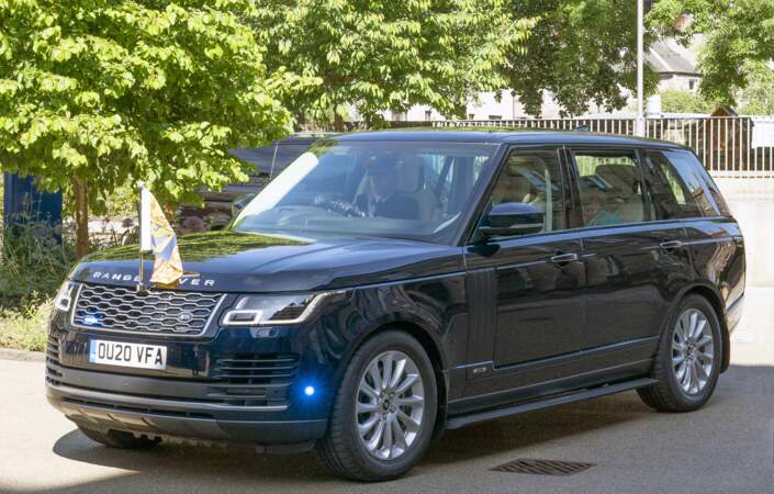 La reine Elizabeth II s'est déplacée dans un Range Rover hybride pour visiter l'Institut sur le changement climatique à Edimbourg, le 1 er juillet 2021. 