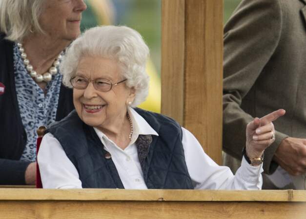 La monarque britannique est apparue souriante à la course hippique "Royal Windsor Horse Show", le 2 juillet 2021, à Windsor.