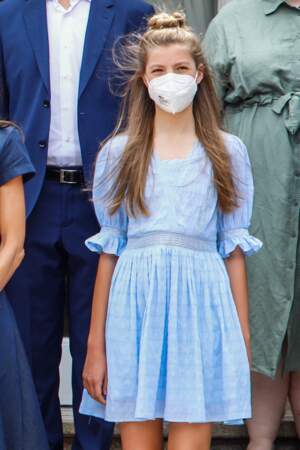 La princesse Sofia irrésistible dans une robe bleu layette de la marque Spring Fiels, à Barcelone, le 1er juillet 2021