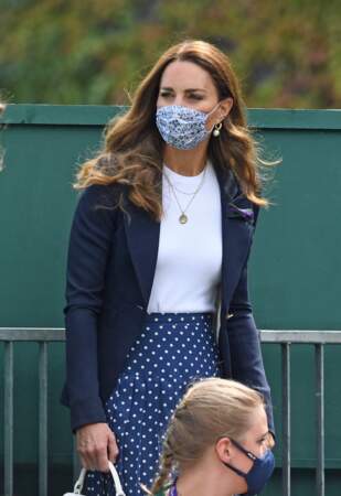 Kate Middleton recycle sa veste navy de la marque Smythe.