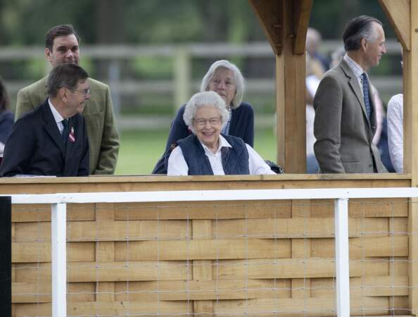 Elizabeth II, avec un grand sourire, a assisté à une course hippique, ce 2 juillet 2021, à Windsor. 