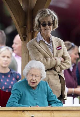 La reine Elizabeth II et Lady Penny ne ratent rien du spectacle au Royal Windsor Horse Show à Windsor le 1er juillet 2021.
