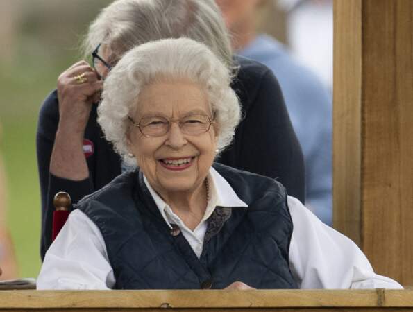 Après plusieurs semaines de deuil, la Reine Elizabeth II a retrouvé le sourire devant les courses hippiques. 