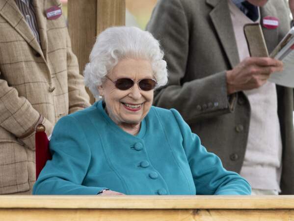 La reine Elizabeth II sourit lors du Royal Windsor Horse Show à Windsor le 1er juillet 2021.