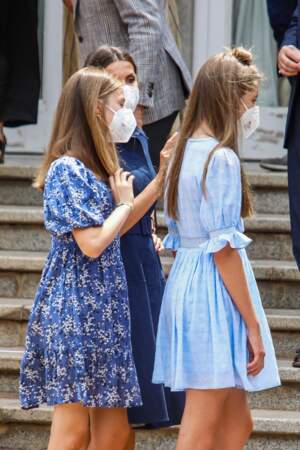 Les princesses Leonor et Sofia se sont une nouvelle fois montrées très complices devant les photographes, lors de leur rencontre avec les lauréats de la Fondation "Princess of Girona", à Barcelone, le 1er juillet 2021
