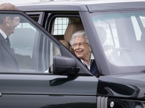 Ce 2 juillet, la Reine Elizabeth II est arrivée en Range Rover pour assister à une course hippique, à Windsor. 
