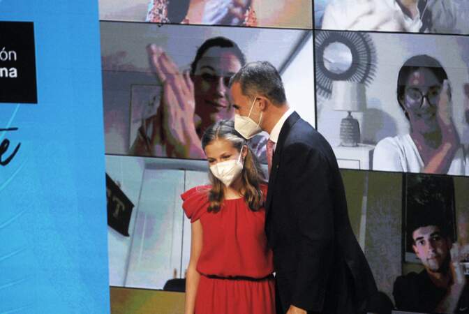 PHOTOS - Leonor d'Espagne avec son père Felipe VI, très fier de sa fille de 15 ans lors de la remise de prix de sa fondation le 1er juillet 2021