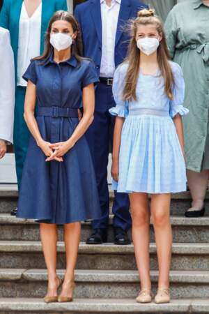 Aux côtés de sa fille, la princesse Sofia, la reine Letizia d'Espagne a offert une énième leçon de style dans une robe signée Carolina Herrera, lors de sa visite à Barcelone, le 1er juillet 2021