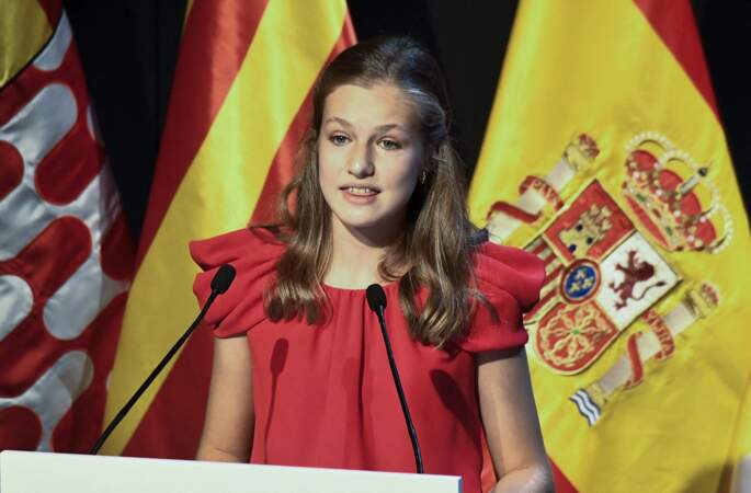 Leonor d'Espagne radieuse en robe rouge lors de la cérémonie de remise de prix de la fondation Princesse de Gérone à Barcelone le 1er juillet 2021