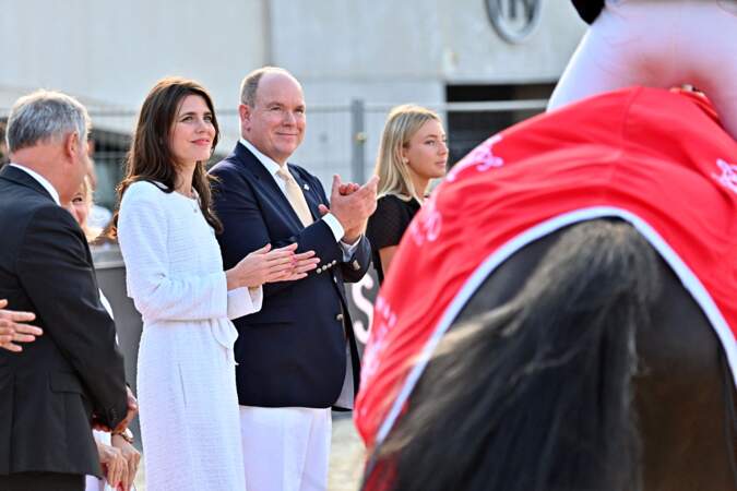 Le prince Albert II de Monaco et Charlotte Casiraghi ont applaudi les jeunes cavaliers.