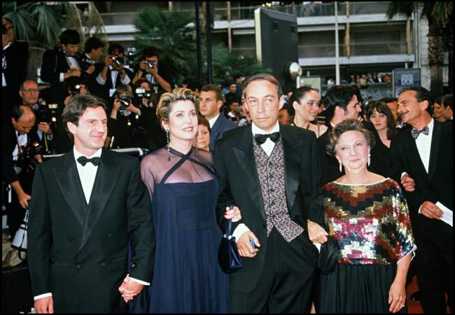 Catherine Deneuve majestueuse en robe bleu nuit et voile transparent Yves Saint Laurent, au Festival de Cannes, en 1993.