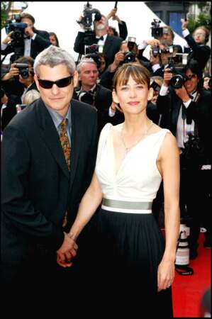 Sophie Marceau, avec son compagnon Jim Lemley, simplement élégante dans une robe noire et blanche... malgré un accident de bretelle qui suscitera l'émoi au Festival de Cannes, en 2005.