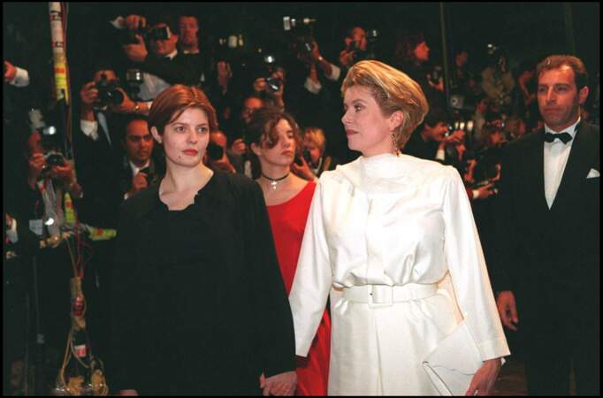 Catherine Deneuve en robe blanche Yves Saint Laurent, avec sa fille Chiara Mastroianni, au Festival de Cannes, en 1994.