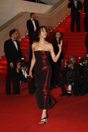 Sophie Marceau magnétique dans une robe bustier rouge moiré, au Festival de Cannes, en 2014.