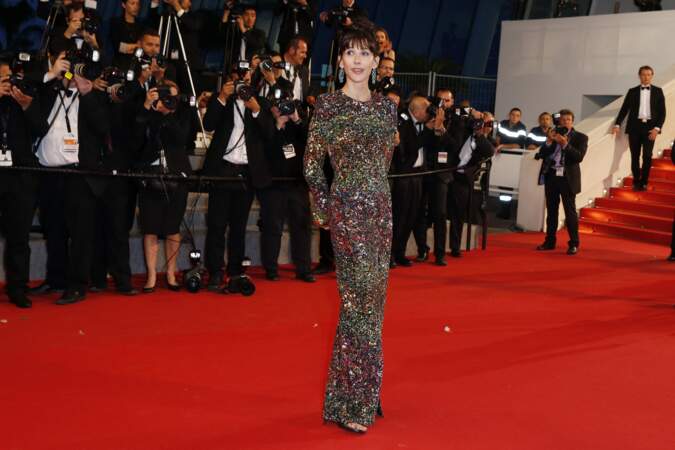 Sophie Marceau côté face dans un robe fendue à sequins et manches longues de la maison Saint Laurent, au festival de Cannes, en 2015.