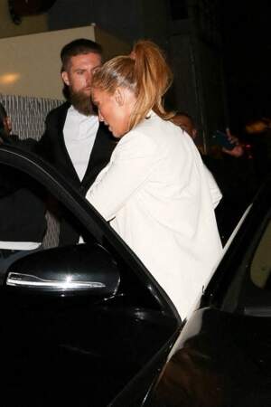 Très galant, Ben Affleck ouvre la portière à Jennifer Lopez lors de leur arrivée au restaurant "Avra" à Beverly Hills, le 25 juin 2021