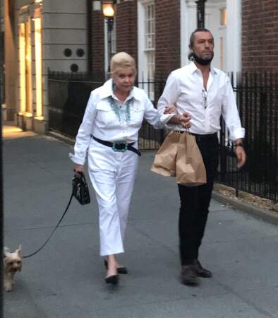 Ivana Trump promène son chien avec son playboy italien Rossano Rubicondi, dans les rues de New York, le 4 juillet 2021.