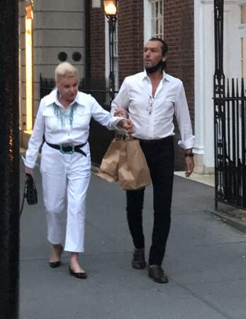 Ivana Trump promène son chien. Elle semble à nouveau proche de son playboy italien Rossano Rubicondi, dans les rues de New York, le 4 juillet 2021.