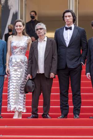 Marion Cotillard, Leos Carax et Adam Driver ont posé en haut des des marches pour le film "Annette" lors de la cérémonie d'ouverture du 74ème Festival International du Film de Cannes, le 6 juillet 2021