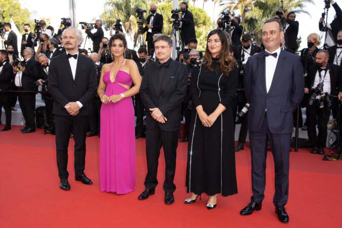 Karel Och, Camélia Jordana, Cristian Mungiu, Didar Domehri et Michel Merkt (Jury de la Semaine de la Critique), prennent la pose avnat la montée des marches du film "Annette" lors de la cérémonie d'ouverture du 74ème Festival International du Film de Cannes, le 6 juillet 2021