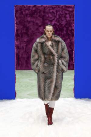 Le manteau en fausse fourrure et oversized séduit Prada cet automne-hiver 2021