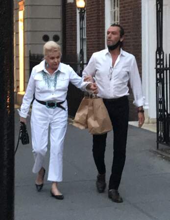 Ivana Trump promène son chien au bras de son playboy italien Rossano Rubicondi, dans les rues de New York, le 4 juillet 2021.