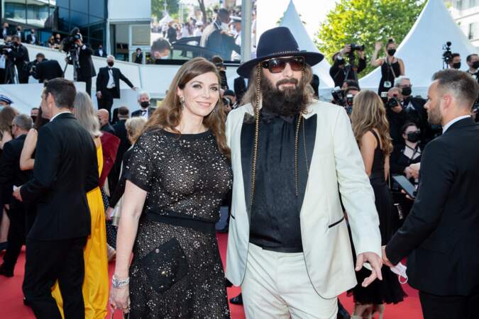 Sébastien Tellier et sa femme Amandine Martinon montent les marches pour le film "Annette" lors de la cérémonie d'ouverture du 74ème Festival International du Film de Cannes, le 6 juillet 2021