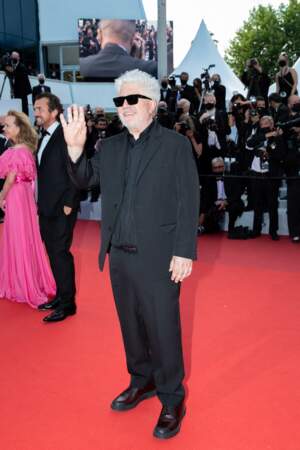 Pedro Almodovar en costume noir pour la montée des marches du film "Annette" lors de la cérémonie d'ouverture du 74ème Festival International du Film de Cannes, le 6 juillet 2021