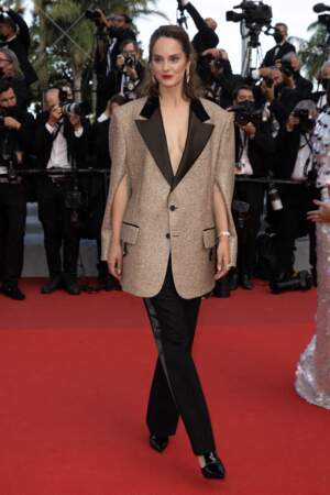 Noémie Merlant a porté un costume Louis Vuitton pour la montée des marches du film "Annette" lors de la cérémonie d'ouverture du 74ème Festival International du Film de Cannes, le 6 juillet 2021