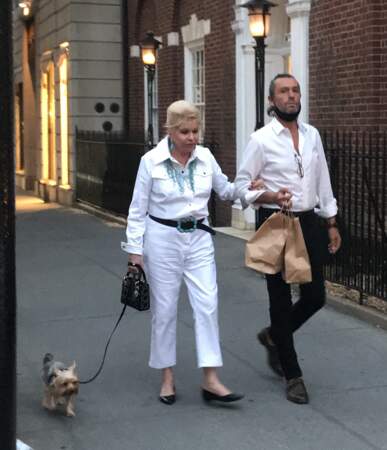 Ivana Trump promène son chien au bras de son compagnon par intermittence Rossano Rubicondi, dans les rues de New York, le 4 juillet 2021.